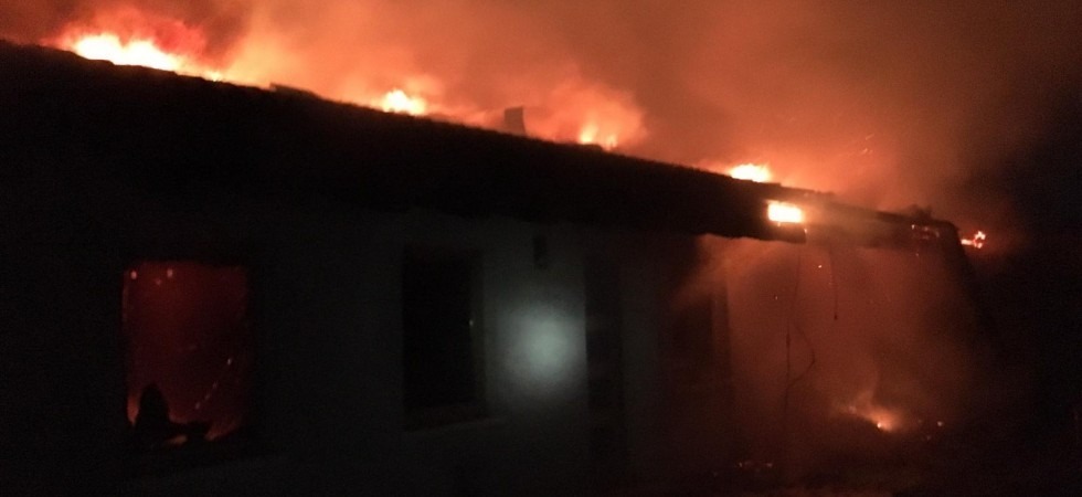 Furioso incendio nella notte durante una festa di compleanno, due famiglie evacuate
